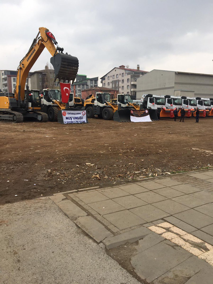 eminsimsekmus's tweet photo. Halkımızın ihtiyaçlarını karşılamak için son teknoloji iş makinelerini İl Özel İdare makine parkı bünyesine kazandırmış bulunmaktayız. Valimiz Sayın İlker Gündüzöz, İl Genel Meclisi Üyelerimiz ve emeği bulunan herkese teşekkür ederim.

Muş’a hayırlı uğurlu olsun. https://t.co/skZVgf8afx