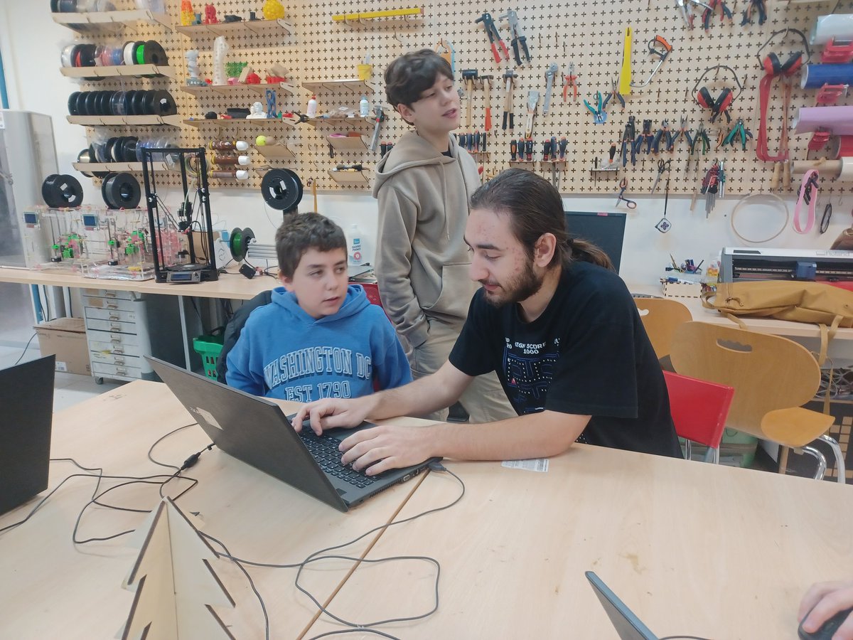 Collaborare è il miglior modo per imparare! Oggi al #fablab scopriamo il mondo della fabbricazione digitale con i ragazzi dell'ic Tullio De Mauro #smartEHeartRome <a href="/fmdigitale/">Fond. Mondo Digitale</a>