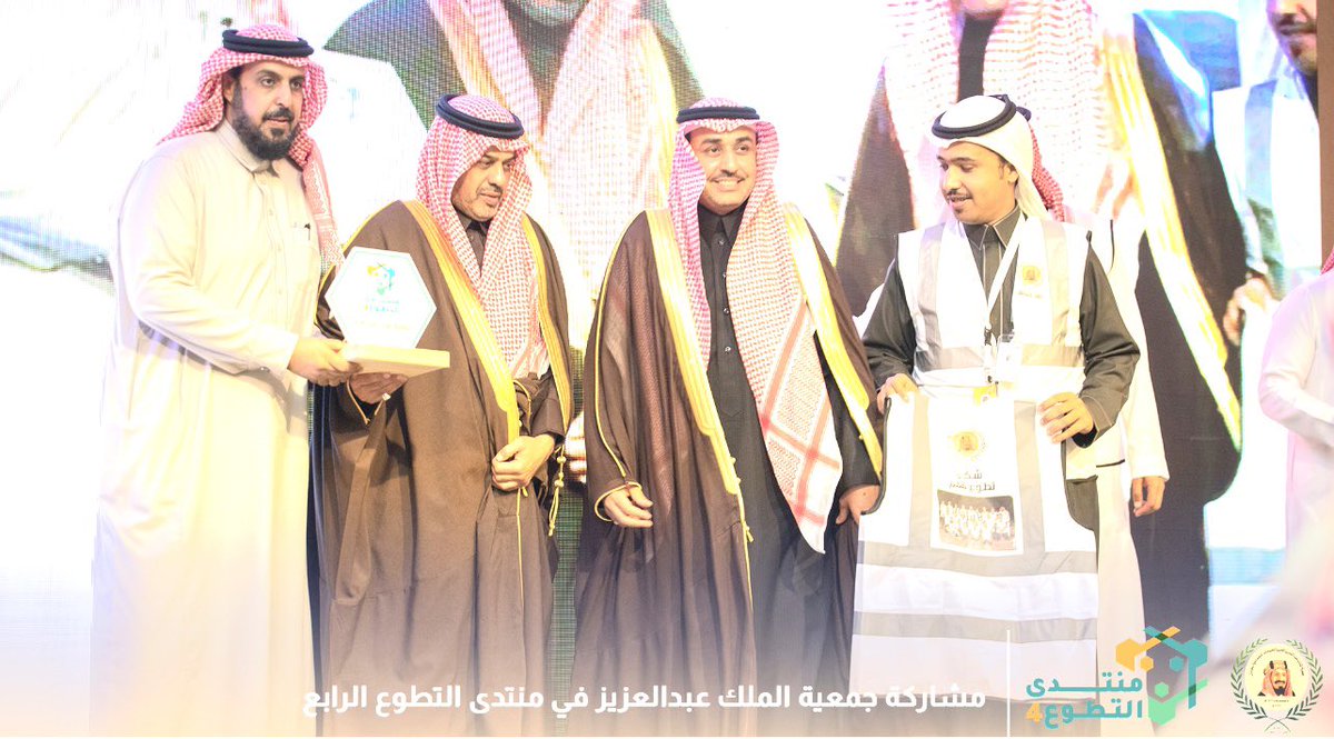 ghazi0590's tweet photo. سعدت بحضور #منتدى_التطوع_الرابع_بحائل
وتشرفت بالسلام على سعادة وكيل أمارة منطقة حائل سعادة الأستاذ عادل ال الشيخ وتمثيل #جمعية_الملك_عبدالعزيز_للخدمات_التجتماعية_بحائل 
شكرًا لكل من ساهم في نجاح المنتدى 
@vfhail2030 
@KACS168 https://t.co/QcHzhhXjyg