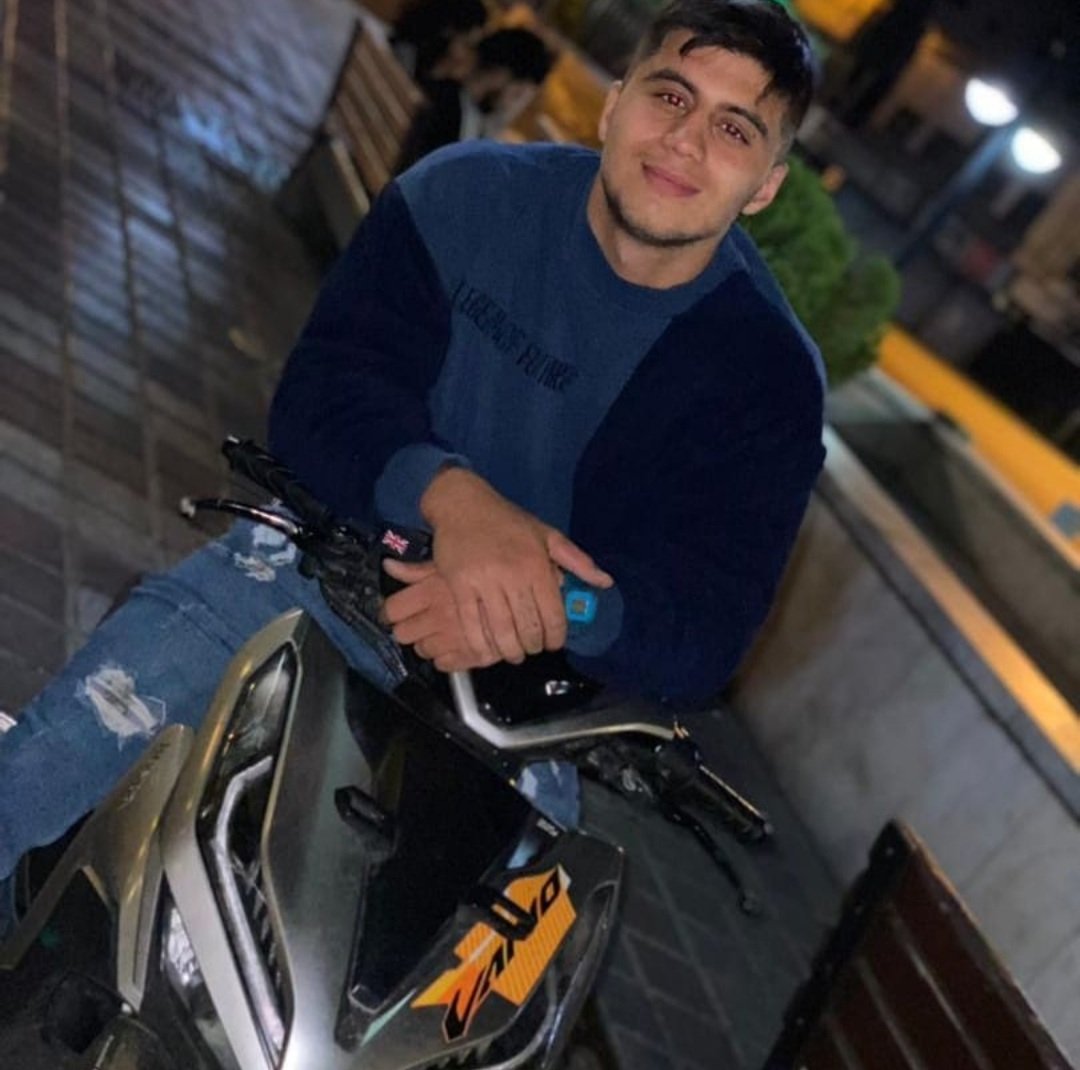 من بعد از مشورت و‌ هماهنگی با <a href="/IGFM_DE/">Internationale Gesellschaft für Menschenrechte</a> کفالت سیاسی #ماهان_صدارت را به عهده گرفته ام. ماهان ۲۳ ساله در معرض جدی خطر اعدام قرار دارد. قرار بود قبل از طلوع آفتاب حکم اعدام او اجرا شود.
لطفا برای نجات جان ماهان در همرسانی این کفالت سیاسی با من هم صدا شده و کوشا باشیم.