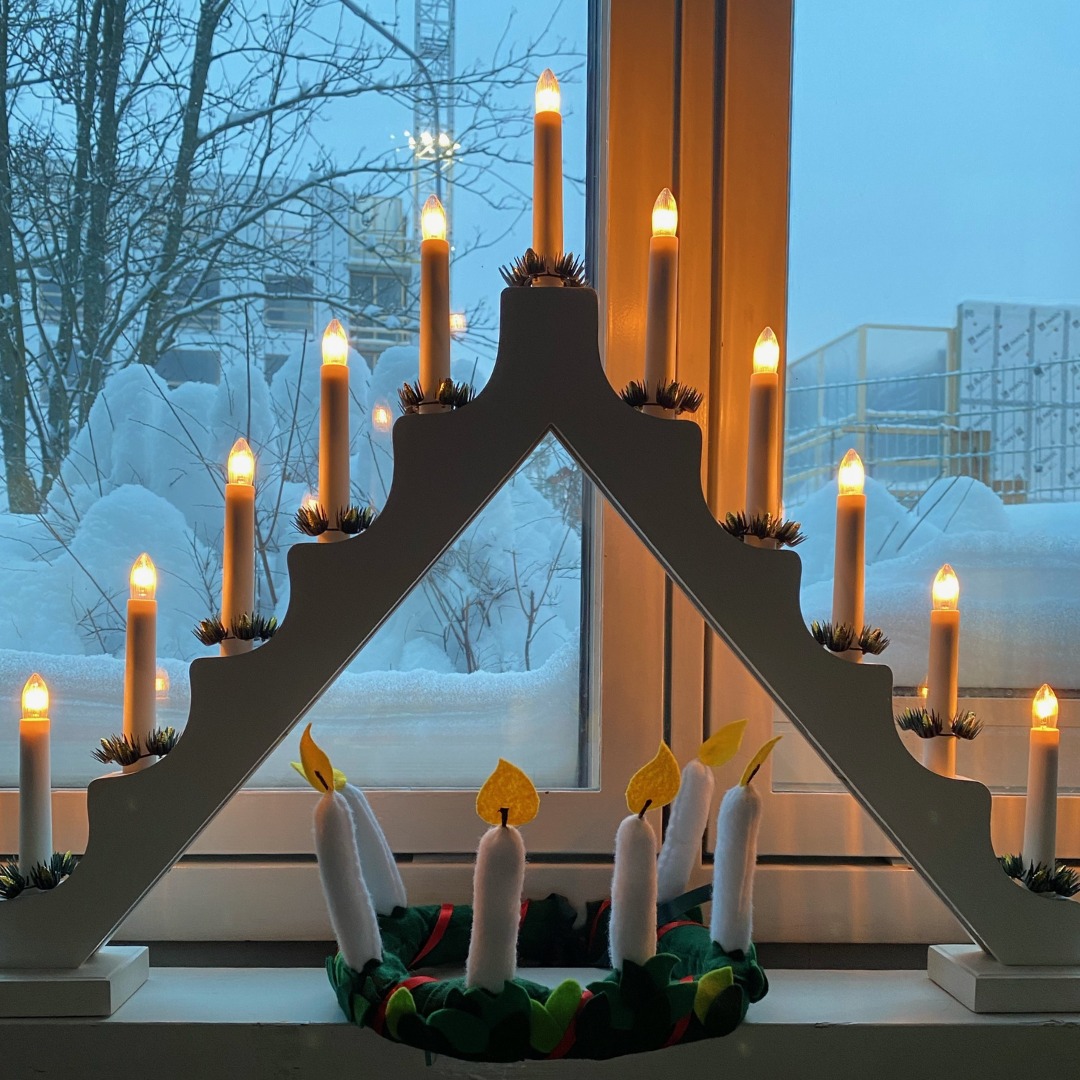 Så mörk är natten i midvintertid,
men se då nalkas Lucia.
Hon kommer den goda med ljuset hit,
hon kommer med hälsning om julefrid,
hon kommer med ljus i sin krona.

Hälsningar från Valteri Skillas luciatåg 🕯️

Terveisiä Valteri Skillan Lucia-kulkueesta 🕯️