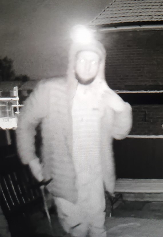 GMPWigan's tweet photo. We need help identifying a person in regards to a Burglary in Aspull on the 13th Dec 2022 at approximately 02:30hrs

Got information? - contact Wigan police on 0161 856 7124 or WiganWest@gmp.police.uk quoting CRI/06LL/0038814/22 or anonymously via Crimestoppers - 0800 555111 https://t.co/Sacv2ARfSd