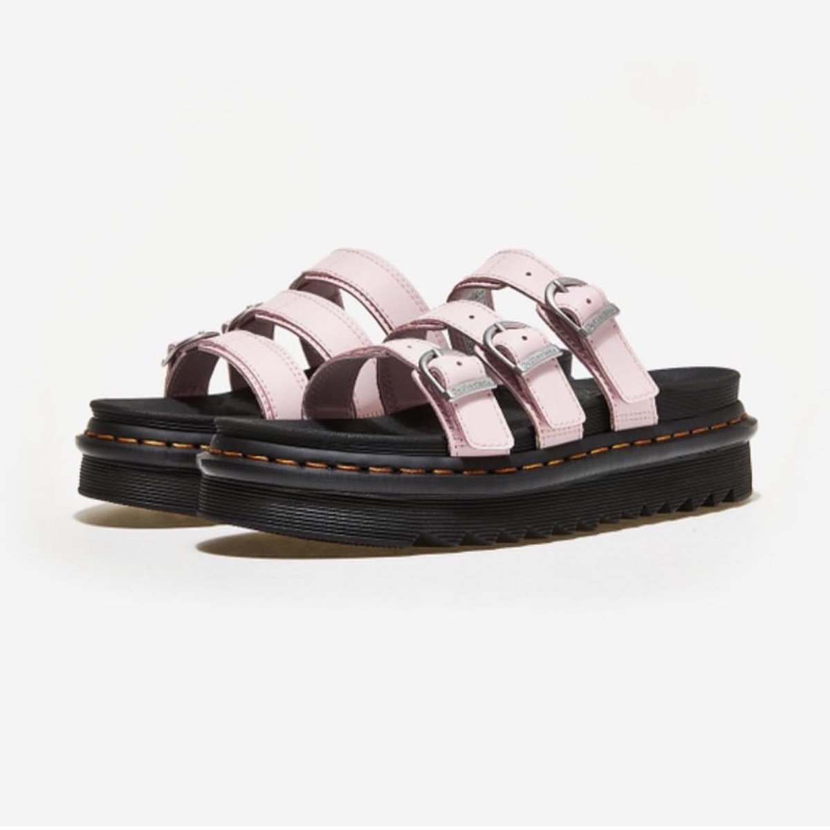 ppcrnying's tweet photo. #pyngpre รองเท้า Dr.Martens - Blaire Slide sale 30% รุ่นนี้น่ารักมากๆ แบบ คุณ บริ๊งค์ (brinkkty) ใส่ 💗☁️
🛒 3,790.- (รวมส่ง ems) *รับมัดจำ
size: 220, 230, 250
✈️ ส่งกลับทางแอร์ 4-15วันถึงไทยหลังออกจากเกาหลี
#พรีออเดอร์เกาหลี #drmartens https://t.co/YLzXY02Y7g