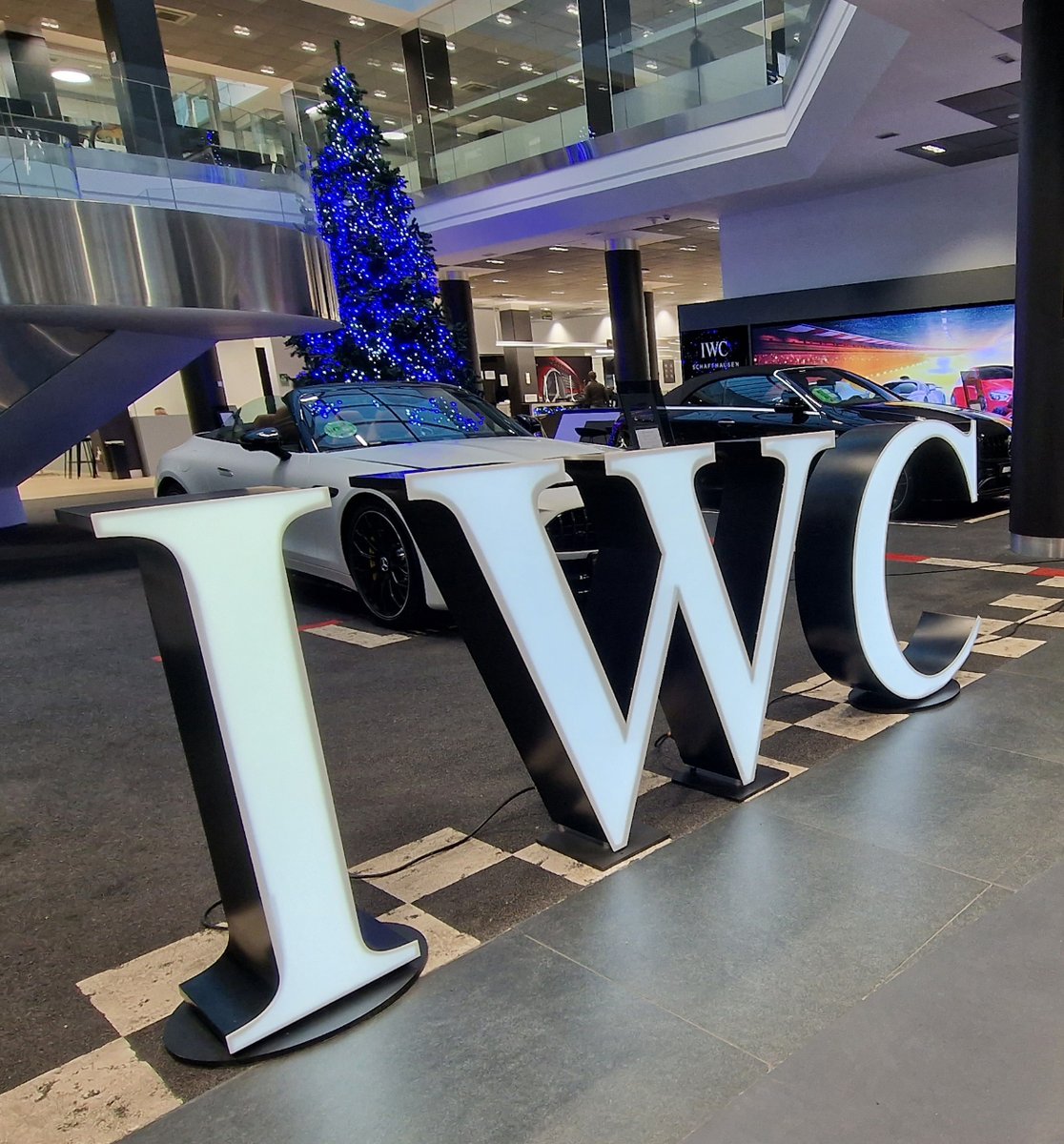 StarMadridRetai's tweet photo. Hoy tenemos una jornada especial en #StarMadrid. 
Unimos dos de los mejores movimientos del planeta en nuestro #AMGPerformanceCenter. 
@IWC y @MercedesAMG, 
Toca disfrutar. Al mal tiempo... 😉

#StarMadrid #MercedesAMG https://t.co/FaBZRZ2dAs
