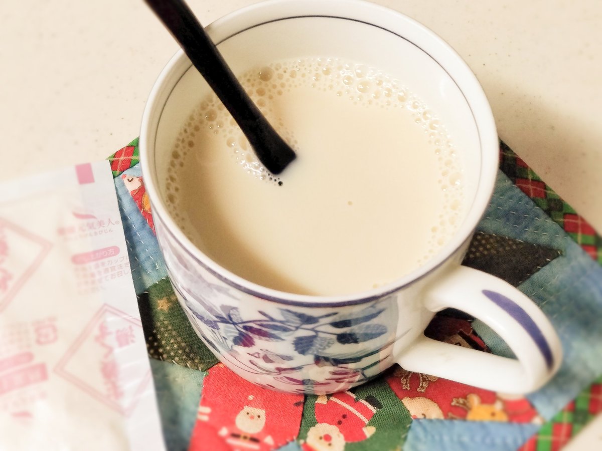 最近ますます朝に夜に冷えるので、よく飲んでいます。
【くず湯のホットミルク割り】
牛乳だけだと物足りない…
そんなときにオススメのドリンクです☕✨
※くず湯を入れて電子レンジで加熱すると突沸が起こる可能性があるので、別々で調理したほうが安全です…!