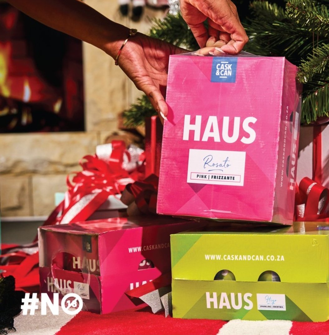EvelynNnana's tweet photo. @haus_wine @Deesplly Ayobanessssss this could be the best Christmas 🎄 gift 🎁 ever🕺💃

🍷I will be sharing with my bestie @TlhogiVester plus he's birthday is sooner, the 31st we can use the @haus_wine case for braai 🕺💃😋 ✓

🍷 #12DaysofHAUSMAS ✓ https://t.co/x6sC6E6wN7