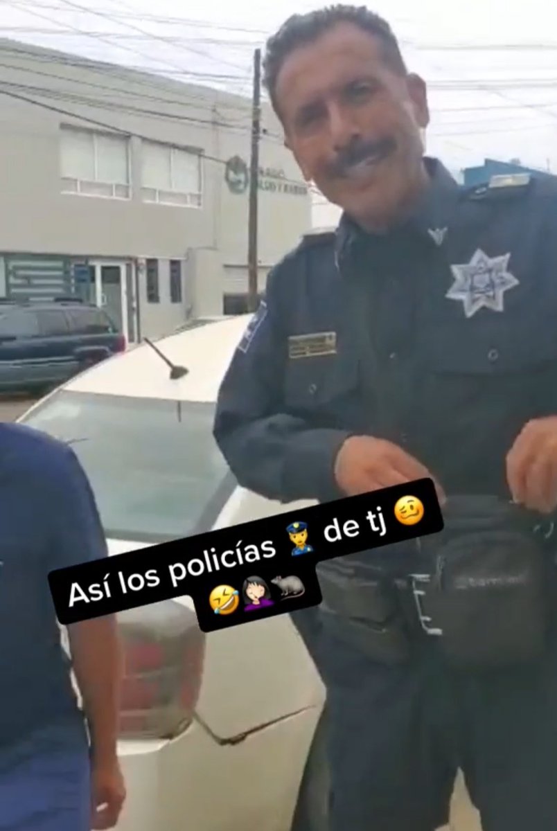 JacobHerreraE's tweet photo. Así la #policia #gruas #corrupta de #Tijuana #Mexico Querían #remolcar un #carro que no estaba en azul pero como los #grabaron lo bajaron El mismo #policía #rata de siempre @GobiernoMX @AlcaldiaTijuana #noticia #corrupcion @FGEBC https://t.co/Q2JMcuKbio