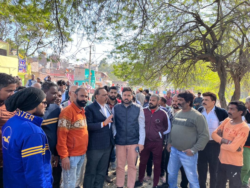 ipathak25's tweet photo. इंद्रपुरी और नारायणा को जोड़ने वाला फूट ओवर ब्रिज बनाने के लिए आज MCD और रेलवे के अधिकारियों के साथ निरीक्षण किया। 

आशा करते हैं जल्द ही इस फूट ओवर ब्रिज के लिए काम शुरू किया जाएगा। https://t.co/KQFzwZiTsf