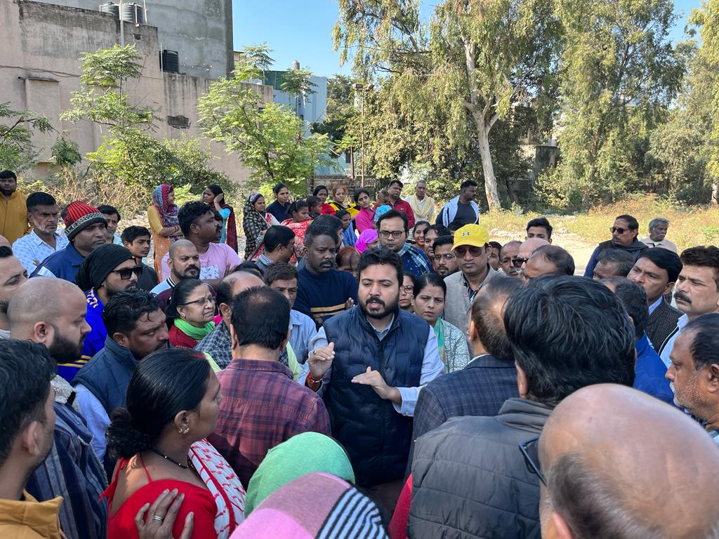 ipathak25's tweet photo. इंद्रपुरी और नारायणा को जोड़ने वाला फूट ओवर ब्रिज बनाने के लिए आज MCD और रेलवे के अधिकारियों के साथ निरीक्षण किया। 

आशा करते हैं जल्द ही इस फूट ओवर ब्रिज के लिए काम शुरू किया जाएगा। https://t.co/KQFzwZiTsf