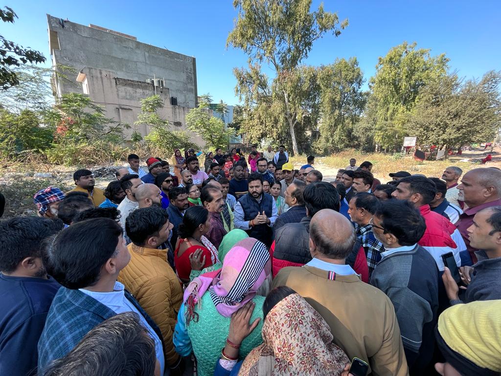 ipathak25's tweet photo. इंद्रपुरी और नारायणा को जोड़ने वाला फूट ओवर ब्रिज बनाने के लिए आज MCD और रेलवे के अधिकारियों के साथ निरीक्षण किया। 

आशा करते हैं जल्द ही इस फूट ओवर ब्रिज के लिए काम शुरू किया जाएगा। https://t.co/KQFzwZiTsf