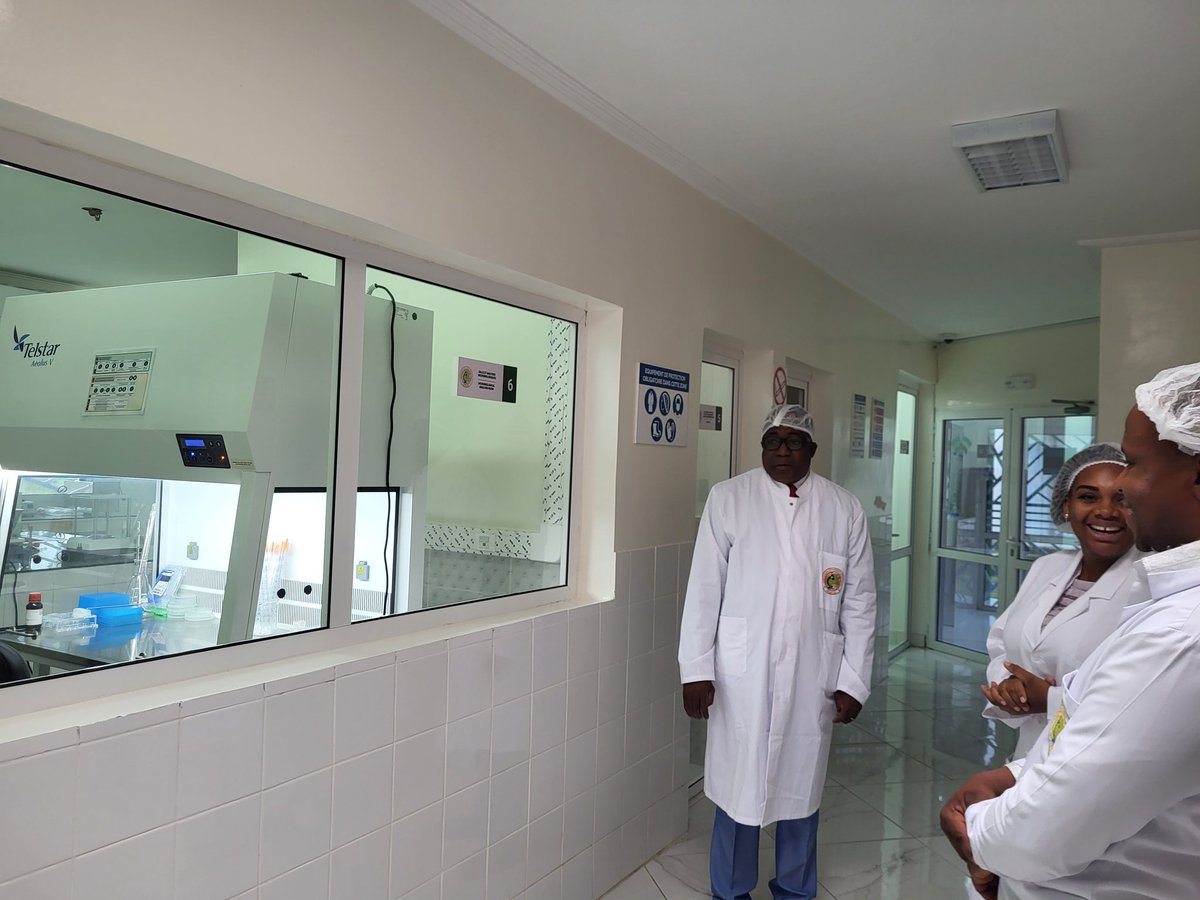 BebayCharles's tweet photo. Impressionné par le plateau technique et les opportunités de collaboration qu'offre @agasa_gabon pour améliorer la surveillance en santé animale au @Gabon dans une approche #OneHealth. Merci à @ColetteMaryse et à son équipe pour les discussions et la visite guidée https://t.co/RBMxUs4eeS