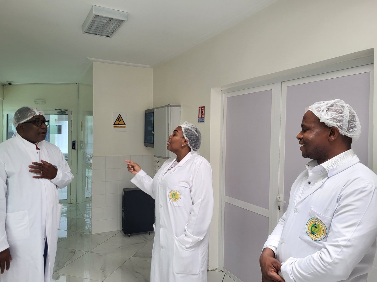 BebayCharles's tweet photo. Impressionné par le plateau technique et les opportunités de collaboration qu'offre @agasa_gabon pour améliorer la surveillance en santé animale au @Gabon dans une approche #OneHealth. Merci à @ColetteMaryse et à son équipe pour les discussions et la visite guidée https://t.co/RBMxUs4eeS