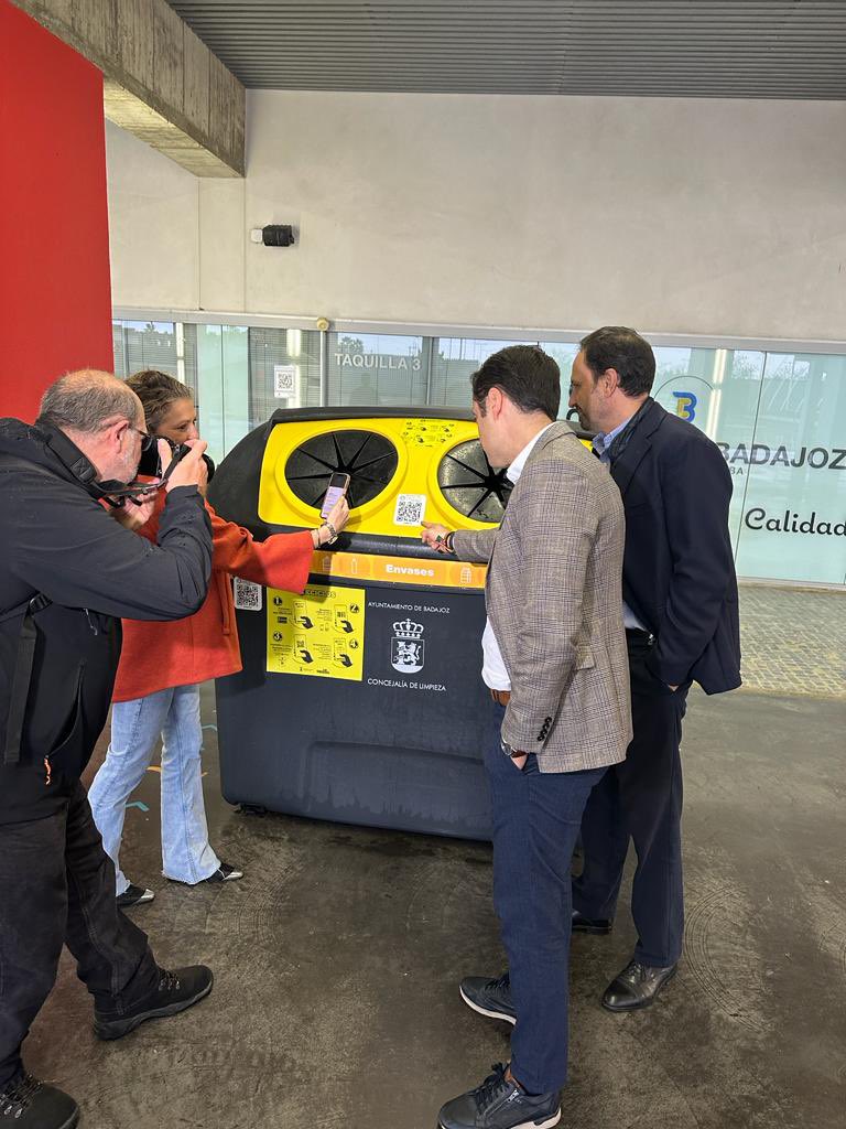 anagalan131's tweet photo. Hoy, hemos presentado el proyecto RECICLOS en el municipio de Badajoz @ecoembes @AAjlopezp @aytodebadajoz @IgnacioGragera @AVelezBadajoz para seguir aumentando los datos del reciclaje a través de los contenedores que incorporan la tecnología. https://t.co/93s2zh9AjK