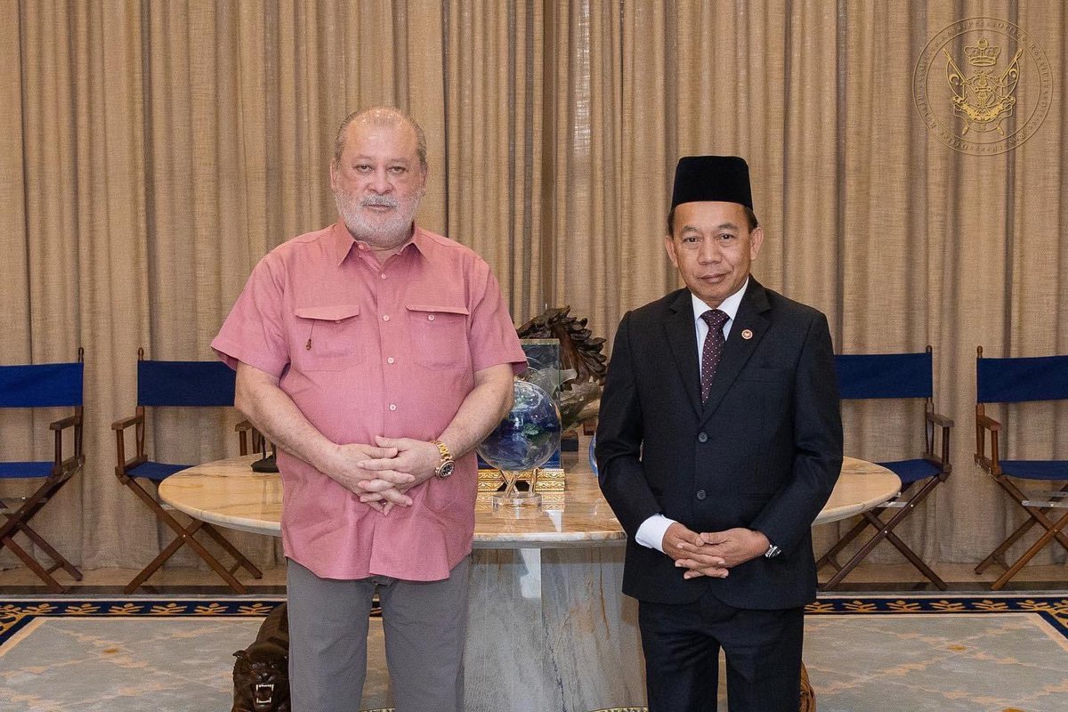 MKNJPM's tweet photo. SULTAN IBRAHIM TERIMA MENGADAP KETUA PENGARAH KESELAMATAN NEGARA

DYMM Sultan Johor, Sultan Ibrahim Ibni Almarhum Sultan Iskandar berkenan menerima mengadap Ketua Pengarah Keselamatan Negara, Datuk Rodzi Md Saad di Johor Bahru, hari ini (13 Dis).

#SultanJohor https://t.co/i0Pn4WTXTo