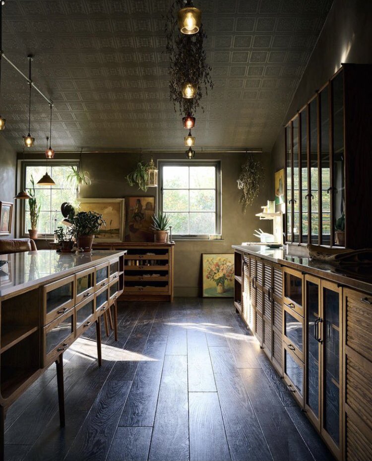 Stunning use of <a href="/AnaglyptaUK/">Anaglypta</a> Turner Tile pattern on the ceiling of this <a href="/deVOLKitchens/">deVOL Kitchens</a> - Turner Tile remains a big favourite still after 110 years of production: anaglypta.co.uk/our-papers/bra…