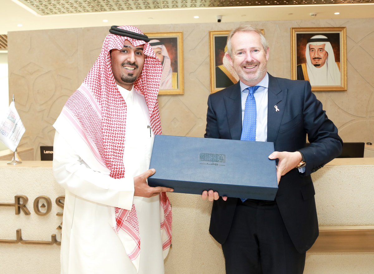 تم بحمد الله توقيع عقد بيع #واجهة_الرياض مع الرئيس التنفيذي لشركة #روشن السيد ديفيد جروفر  إحدى (شركات صندوق الإستثمارت العامة) وذلك بحضور عدد من رجال الأعمال والإعلاميين.
ونسأل الله التوفيق للجميع.