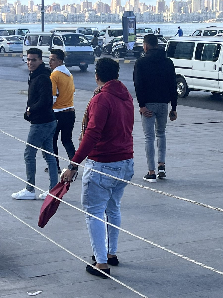mahinoorhassan's tweet photo. العيال دول كانوا بيعاكسوا بنت قاعدة عند سلم مكتبة إسكندرية وأنا معدية بالصدفة روحت مطلعة الموبايل وصورتهم، راحوا شتموني أنا وهي شتايم وىىىخة ومشوا بسرعة لما لقوني لسه بصورهم. 

أنا مابنزلش غير كل فين وفين، لأني بقيت عارفة إن الحْرا دا بقى جزأ لا يتجزأ من أي نزولة في أ حتة حرفيا. https://t.co/ygoec3ArHg