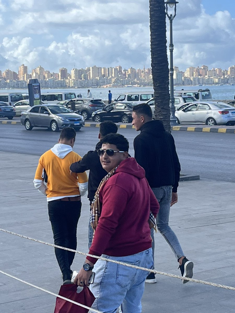 mahinoorhassan's tweet photo. العيال دول كانوا بيعاكسوا بنت قاعدة عند سلم مكتبة إسكندرية وأنا معدية بالصدفة روحت مطلعة الموبايل وصورتهم، راحوا شتموني أنا وهي شتايم وىىىخة ومشوا بسرعة لما لقوني لسه بصورهم. 

أنا مابنزلش غير كل فين وفين، لأني بقيت عارفة إن الحْرا دا بقى جزأ لا يتجزأ من أي نزولة في أ حتة حرفيا. https://t.co/ygoec3ArHg