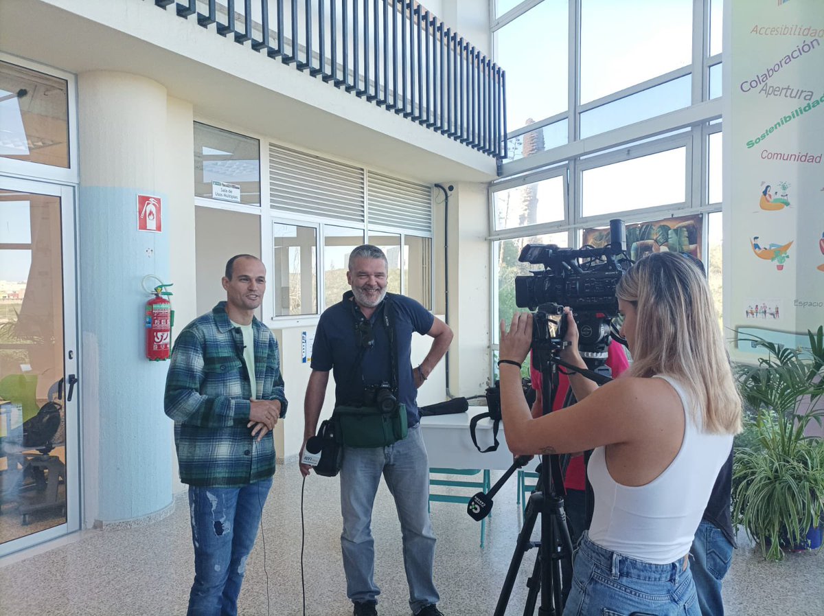 SomosFundadoras's tweet photo. 📣 Los alumnos son los protagonistas del reto Best Energy Detectives Gran Canaria

📸 En imagen uno de ellos siendo entrevistado por los medios

#️⃣ #ENERBUILD #Energía #CambioClimático #Womenfortech #GIRLS4TECH https://t.co/hoAoD4dEZE