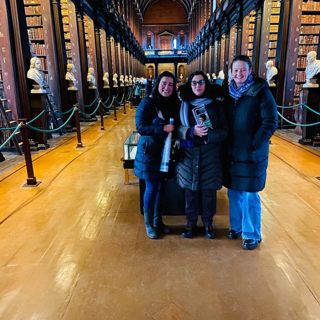 CaldodeGroria's tweet photo. Viaxe de estudos a Dublรญn das secciรฒns bilingรผes do @CIFPCOMPOSTELA
Visita ร biblioteca do #TrinityCollege e #TheBookOfKells
#bescolaresgal #clubdelectura
#TrinityCollegeLibrary https://t.co/su2zltKoQi