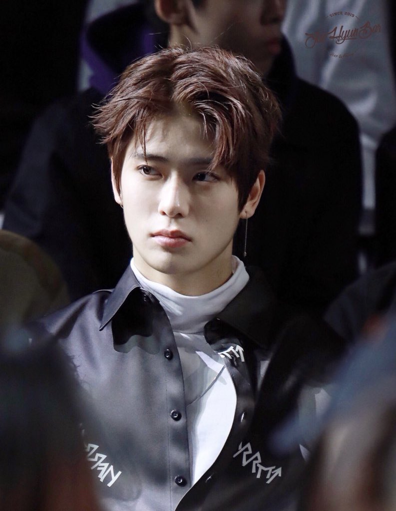 jaehyunlooped's tweet photo. the eye contact https://t.co/2UniZYGe3U