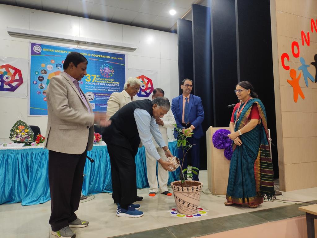 union_gujarat's tweet photo. 37th Annual National Research Conference ,was Inaugurated  by lightning a lamp by Mr.G.H Amin(Chairman -ISSC PUNE) in the gracious presence of  Hon'ble Minister of Co-operation, Govt of Goa,Shri Subhash Shirodkar,Ex-Dy Chief Minister of Goa @ghamin28 @state_soc https://t.co/JSL0sZS9m1