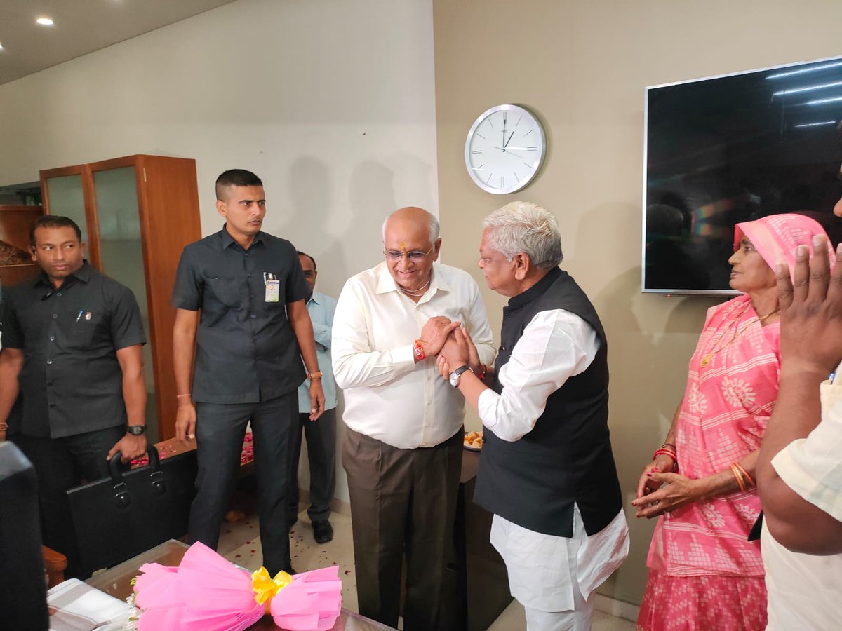 BhikhusinhjiBjp's tweet photo. આજ રોજ કાર્યભાર સંભાળ્યા બાદ આદરણીય મુખ્યમંત્રી શ્રી @Bhupendrapbjpજી એ કાર્યાલયની શુભેચ્છા મુલાકાત લઈ શુભકામનાઓ પાઠવી.

આ પદને સેવાનું માધ્યમ માની, રાજ્યની પ્રગતિ, વિકાસ અને લોકકલ્યાણ માટે સદાય સમર્પિત રહીશ એવું વચન આપું છું. https://t.co/ew2FcU9TYb