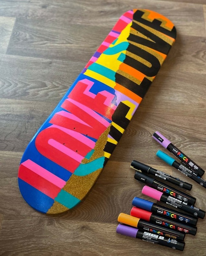 We LOVE this sparkly skateboard custom from @holymolyuk – the clean, contrasting colours and lines create an awesome torn effect! 💌 💘 #Customdeck #Custom #CustomSkateboard #POSCAdeck #POSCAboard #Customize #POSCAFashion #Skate #Skateboarding #LOVE #POSCAlove