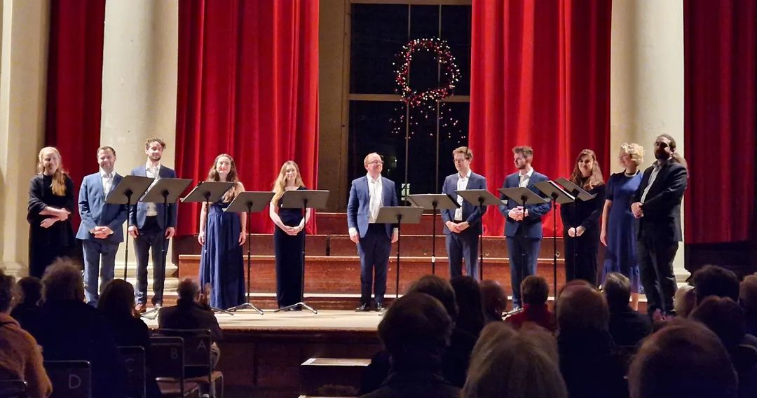 SiglodeOroVocal's tweet photo. Thank you to everyone who was able to make it through the snow to @StJohnsSmithSq last night! We had a wonderful time singing some winter warmers for you.

Photo credit: @Chr1sN0rth https://t.co/1CsIdcnKfv