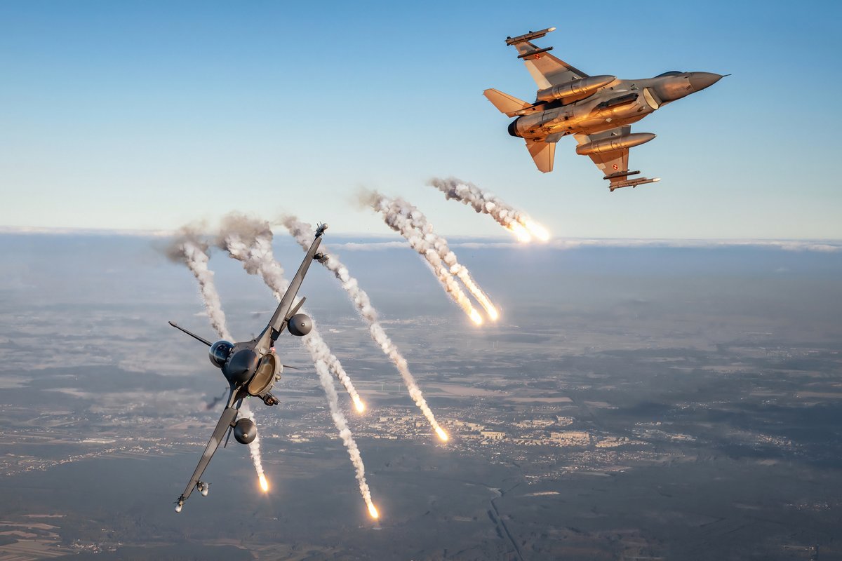 Day 1
'Tis the season🎄
It’s the first day of our 12 days of Christmas🎄Join us as we count down to Christmas & look back over a busy year

Starting with the 🇵🇱 F-16 proudly Air Policing the skies on #NATO's eastern flank 🇱🇻🇪🇪🇱🇹

#SecuringTheSkies