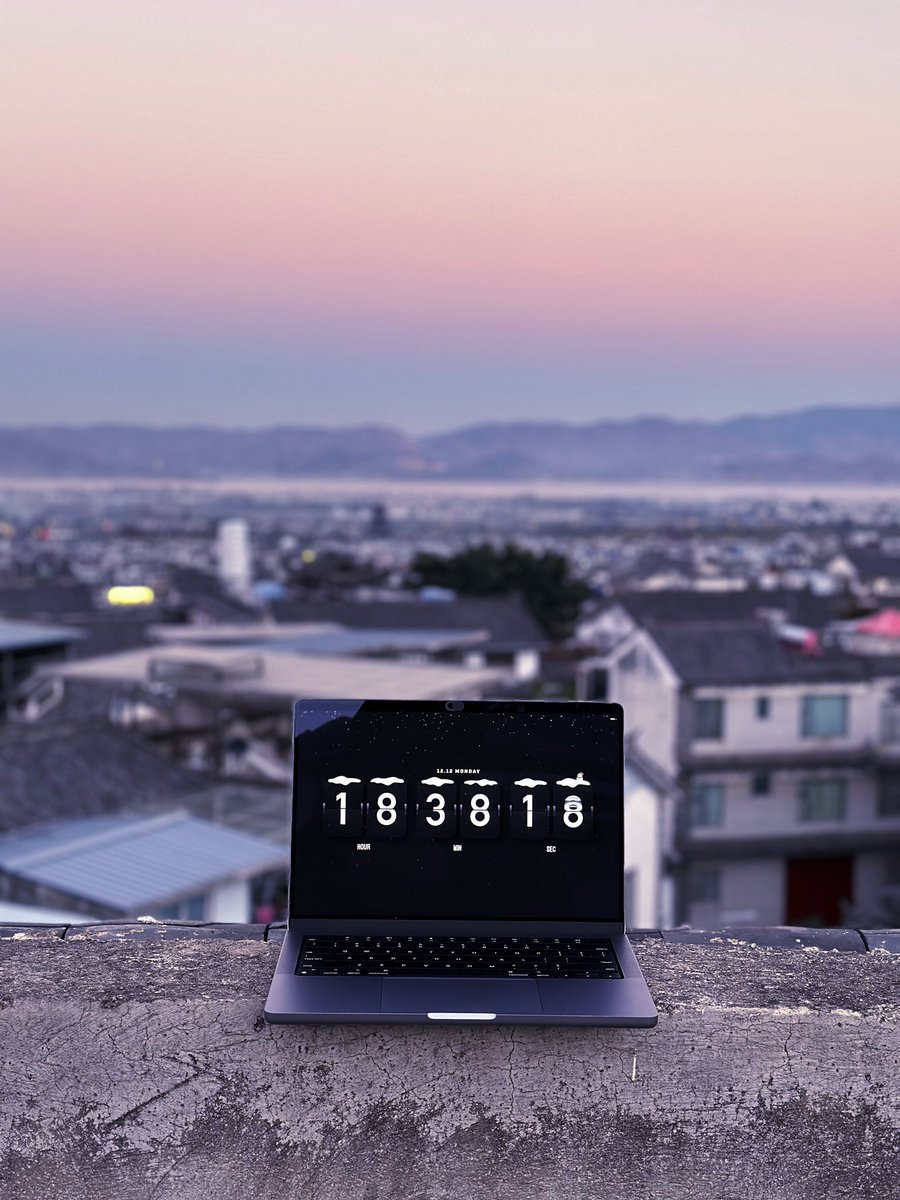 thexclu's tweet photo. Time flies as the sun sets behind the Changshan hills. In the beautiful sunset of Dali, we capture every moment of beauty with @MDStudioHQ MD Clock. #MDClock #DaliSunset #BeautifulMoments https://t.co/0qc5Wjg9lI