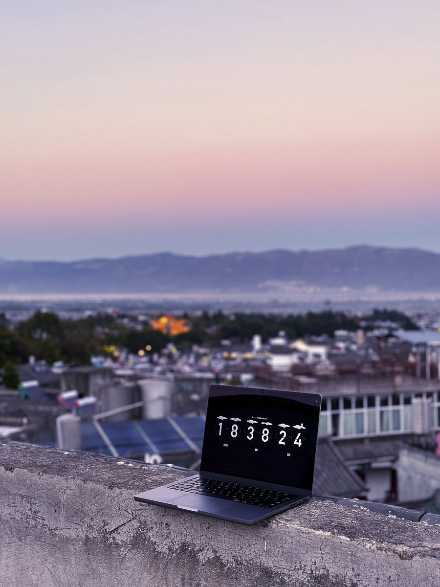 thexclu's tweet photo. Time flies as the sun sets behind the Changshan hills. In the beautiful sunset of Dali, we capture every moment of beauty with @MDStudioHQ MD Clock. #MDClock #DaliSunset #BeautifulMoments https://t.co/0qc5Wjg9lI