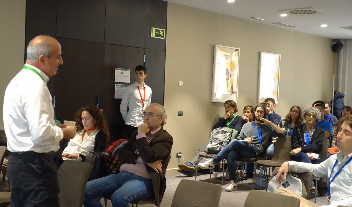 🗣️ Hernán Míguez (from <a href="/ICMSevilla/">ICMS</a> <a href="/CSIC/">CSIC</a>) explains his research on '#Optoelectronic devices based on ligand-free lead halide #quantumdots embedded in porous matrices' at #SusMHP. 

🔗 More info about the conference: nanoge.org/Sus-MHP/home