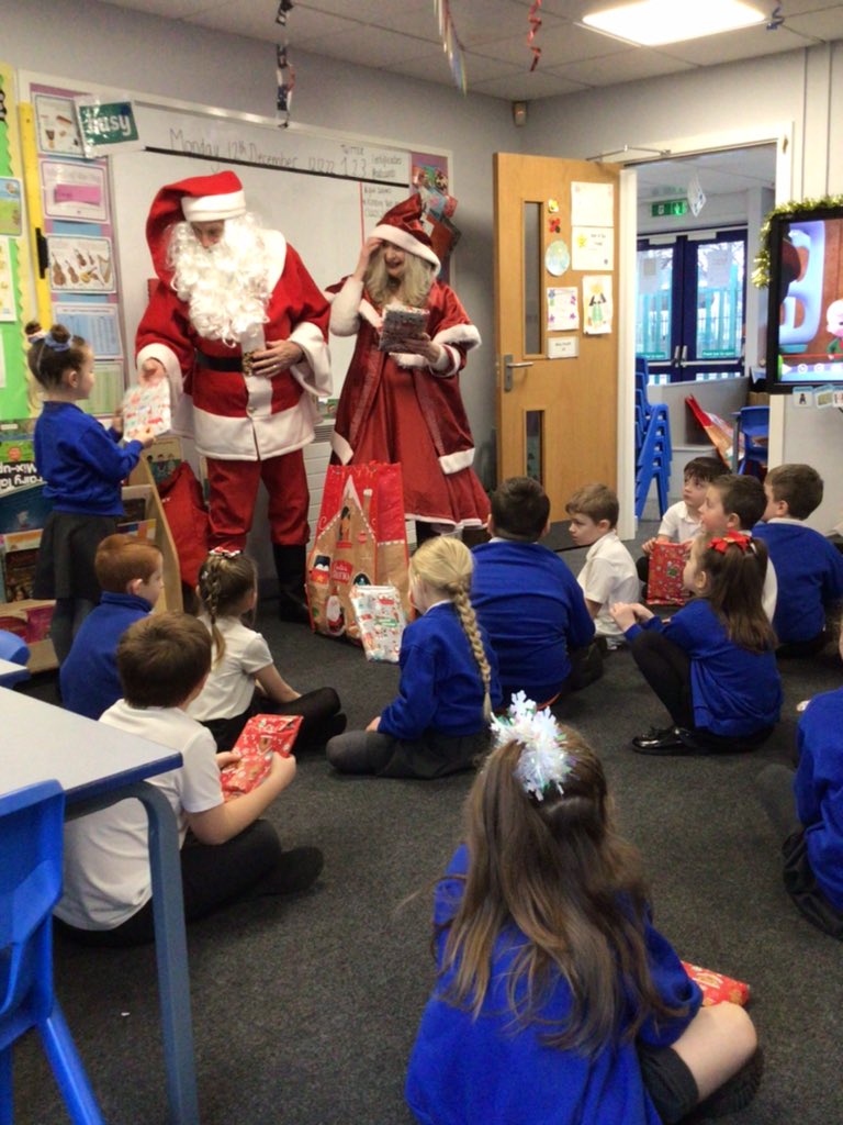 CastleHillsScaw's tweet photo. We’ve had visitors...... Mr and Mrs Claus. He’s making a list, he’s checking it twice and he’s found 2S are all on the ‘good list’ 🎅🏻 🎁 #CHmagic #teamCHPA @CastleHillsScaw @LegerEdTrust https://t.co/FKhe4MwAxU