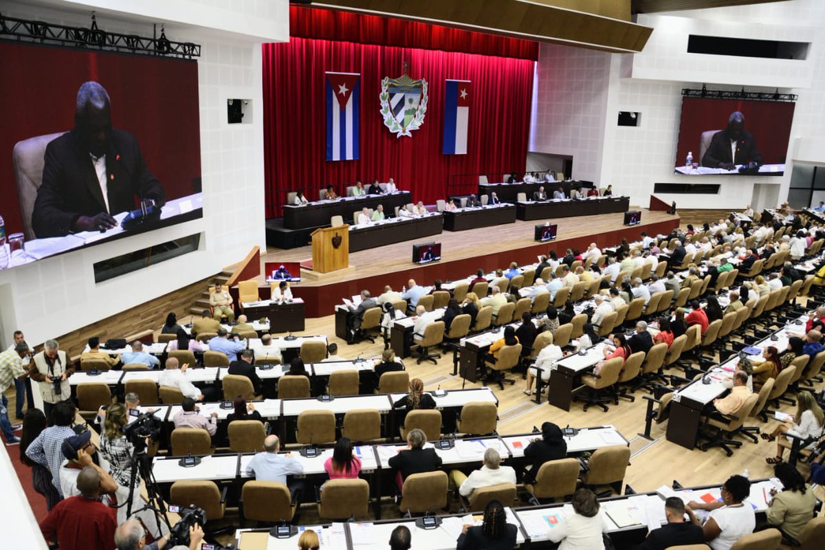 valdesraiza2's tweet photo. "Queda mucho por hacer en la creación normativa pero el mayor reto que tenemos es cumplir la Constitución y el resto del ordenamiento jurídico para enaltecer nuestra condición de Estado Socialista de Derecho y Justicia Social"
@OscarCubaMinjus
#CubaLegisla
#MinjusAlCombate 🇨🇺 https://t.co/QW9VIQU1oE