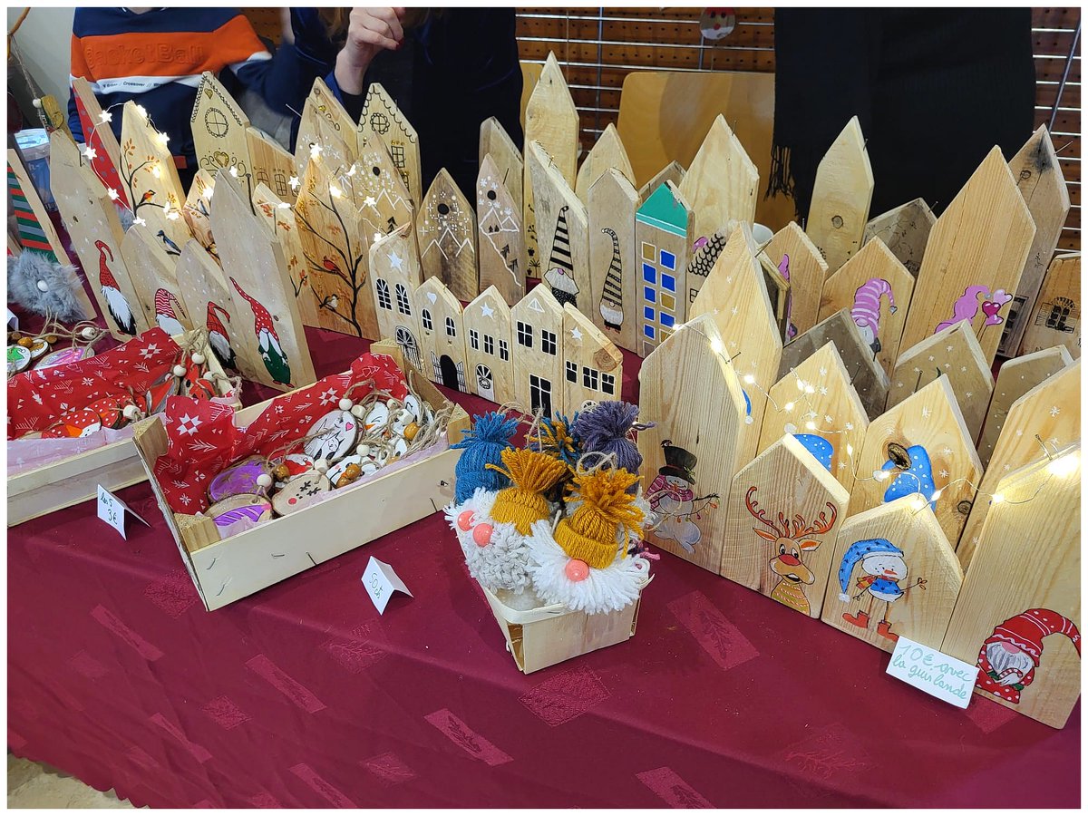 LPHurleventBLF's tweet photo. Vente des décorations en bois par nos élèves d’#UlisPro au marché de Noël de Grosbliederstroff. Bastien et Vincent ont ainsi tenu le stand le dim. 11/12 avec Mme Becker et Mme Kaleta. Grand succès ; tous les objets ont été vendus !
@acnancymetz @Dsden57 @RLaganier
@AnnePadier https://t.co/Mdc1tzaazB