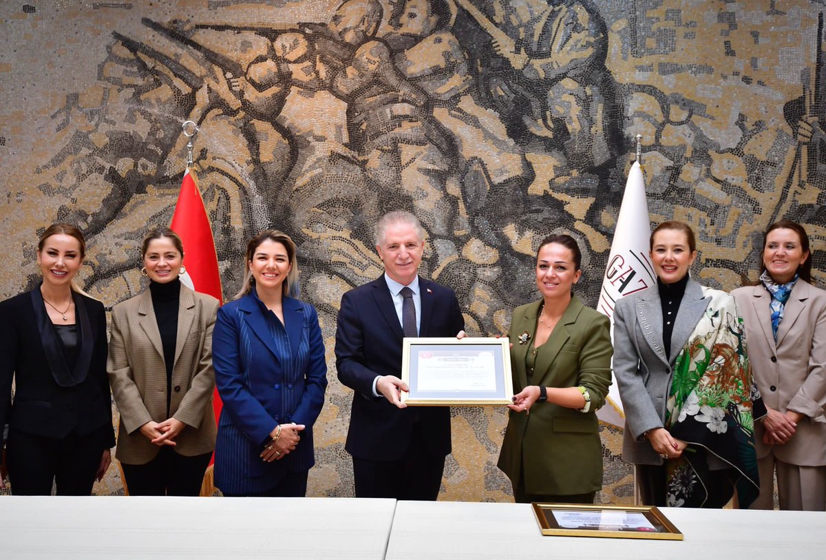 Empati Sosyal Sorumluluk ve Eğitim Derneği tarafından Gaziantep’e kazandırılacak 24 derslikli ortaokul için imzalar atıldı.

Empati Derneği’ne eğitime sundukları katkılar için teşekkür ediyor, #EğitimşehriGaziantep’e hayırlı olmasını diliyoruz.