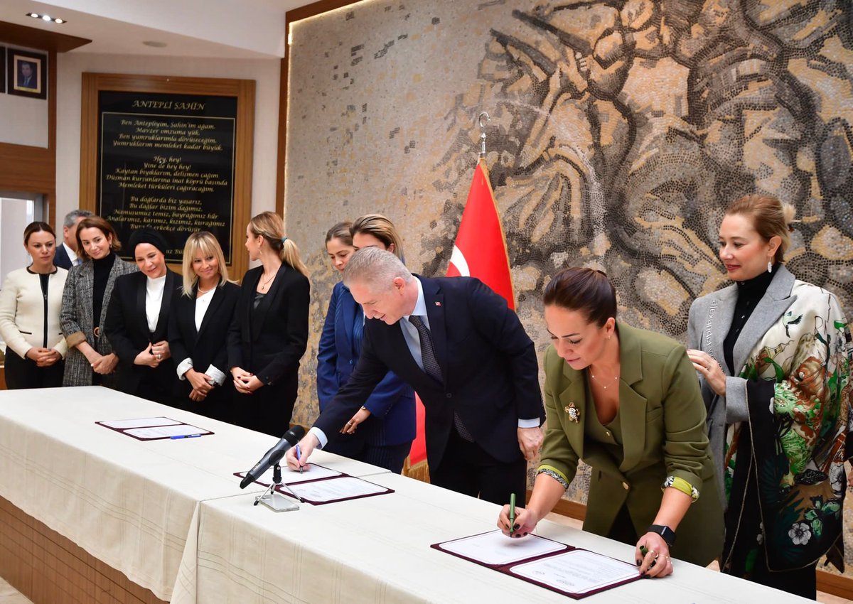 gantepvaliligi's tweet photo. Empati Sosyal Sorumluluk ve Eğitim Derneği tarafından Gaziantep’e kazandırılacak 24 derslikli ortaokul için imzalar atıldı.

Empati Derneği’ne eğitime sundukları katkılar için teşekkür ediyor, #EğitimşehriGaziantep’e hayırlı olmasını diliyoruz. https://t.co/b4tb1MzqRv
