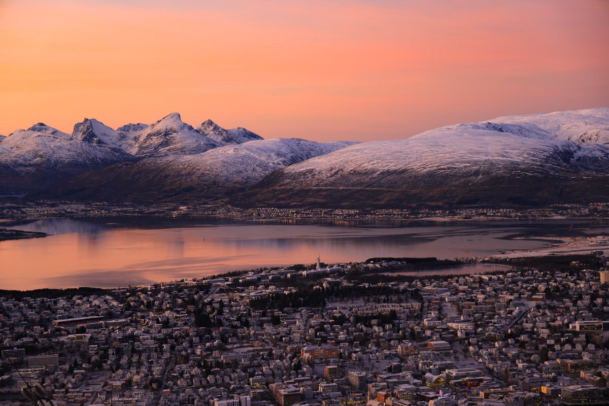 callenverdon's tweet photo. Just a beautiful view over the mountains of Kvaloya in Norway with Tromso in the foreground.  One of the highlights of my recent trip there.  #tromso #norway #kvaloya https://t.co/4OAnp6QArw