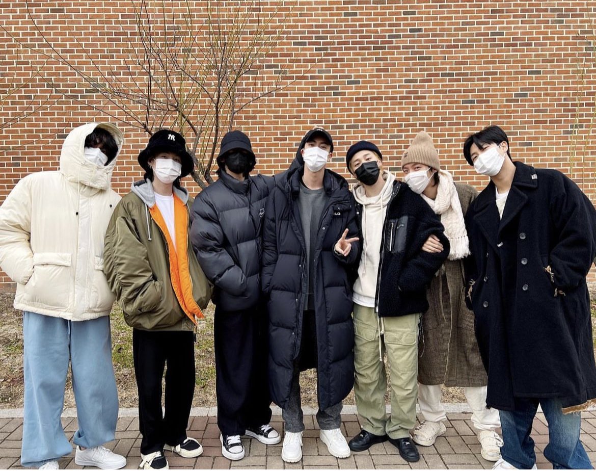 7人が尊すぎてまとめて抱きしめたい🥹
7人が揃うのは当分見れないけど、、
ジン君待ってるからね！安心してね💜

ジミナの金髪、似合ってるよ🐥💛