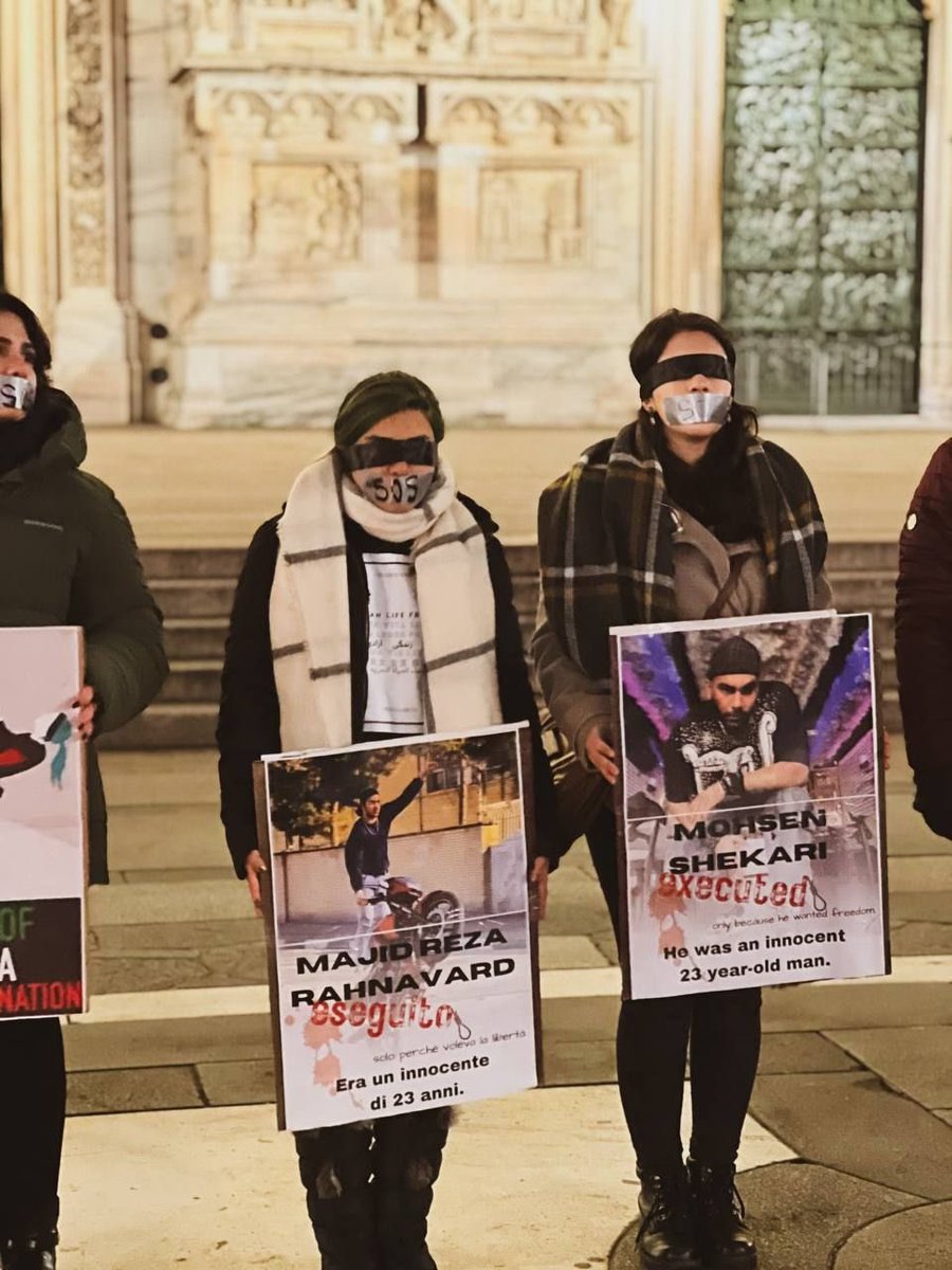 GhonchehAzad's tweet photo. Iranians rallied last night 12th of Dec in Milan to protest against the violence and executions by the Islamic Republic. They told me that there was a “sharp contrast” between them and others who were there to do shoppings for Christmas. #مهسا_امینی https://t.co/5e1DW0tXNa