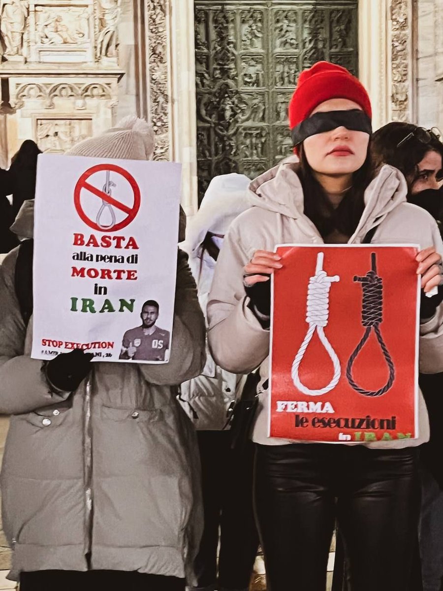 GhonchehAzad's tweet photo. Iranians rallied last night 12th of Dec in Milan to protest against the violence and executions by the Islamic Republic. They told me that there was a “sharp contrast” between them and others who were there to do shoppings for Christmas. #مهسا_امینی https://t.co/5e1DW0tXNa