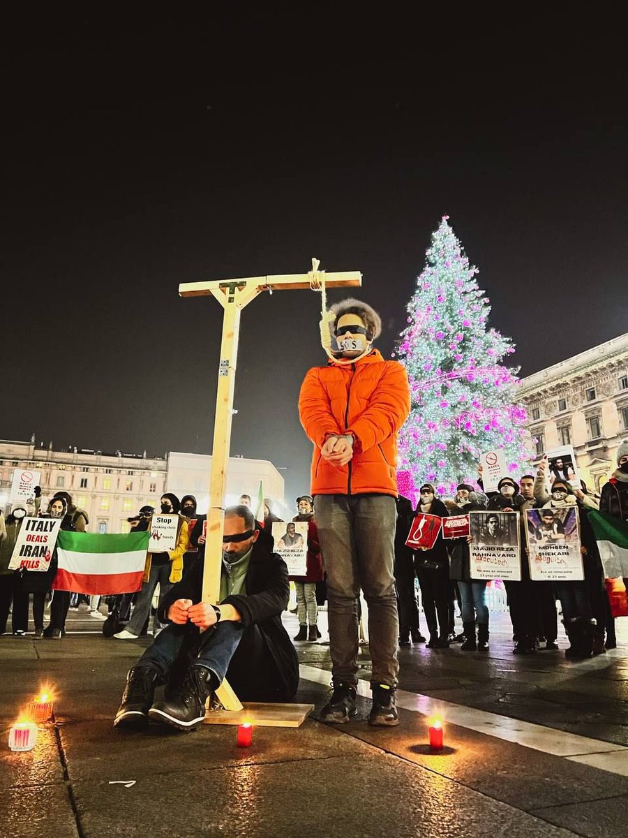 GhonchehAzad's tweet photo. Iranians rallied last night 12th of Dec in Milan to protest against the violence and executions by the Islamic Republic. They told me that there was a “sharp contrast” between them and others who were there to do shoppings for Christmas. #مهسا_امینی https://t.co/5e1DW0tXNa