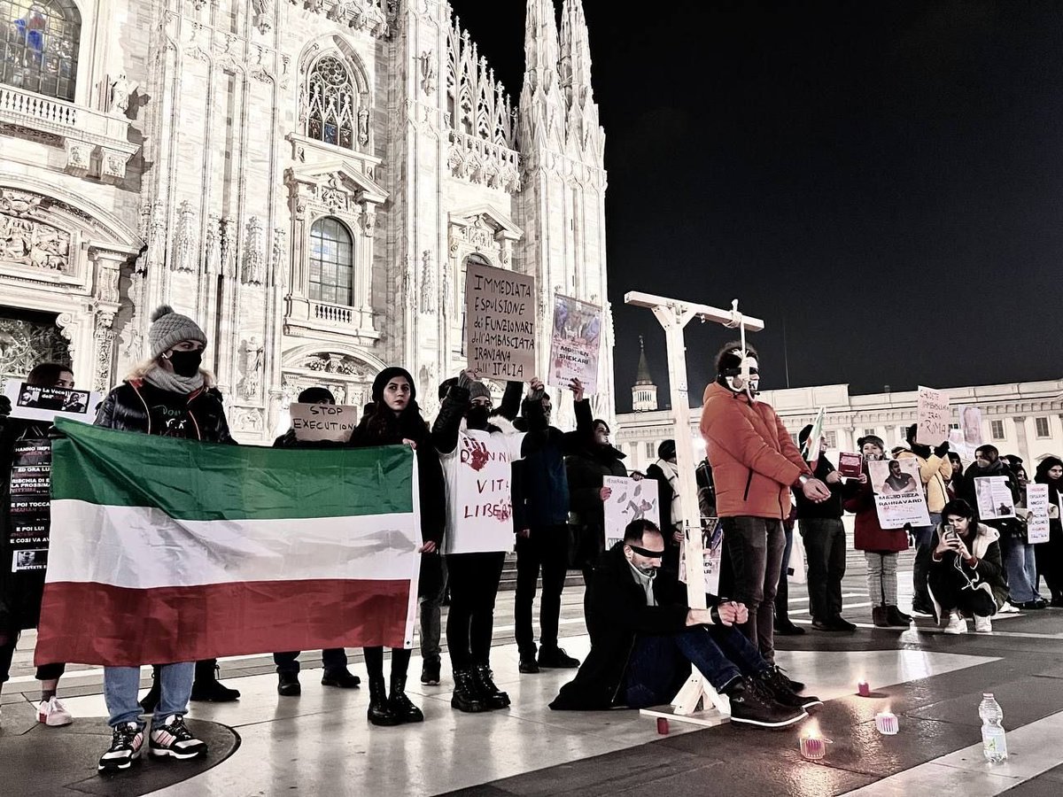 GhonchehAzad's tweet photo. Iranians rallied last night 12th of Dec in Milan to protest against the violence and executions by the Islamic Republic. They told me that there was a “sharp contrast” between them and others who were there to do shoppings for Christmas. #مهسا_امینی https://t.co/5e1DW0tXNa