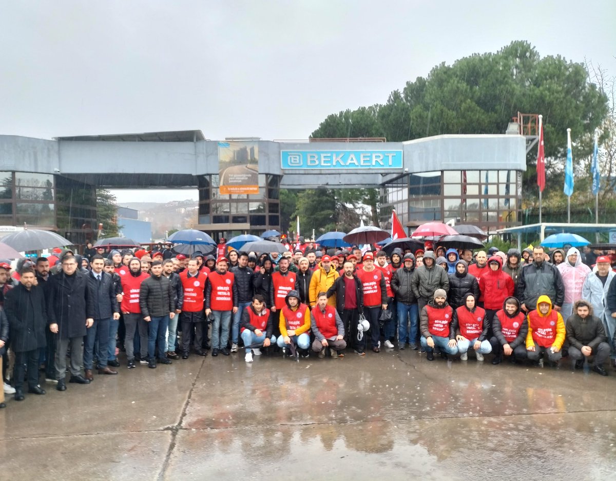 İşçi sınıfı bu düzeni değiştirecek; eşit, özgür bir ülkeyi, emekçilerin ülkesini kuracak!

Fabrika önünde grev çadırı kuruldu, #Bekaert işçisi yasağı tanımıyor🚩

Yaşasın Bekaert işçilerinin onurlu mücadelesi✊