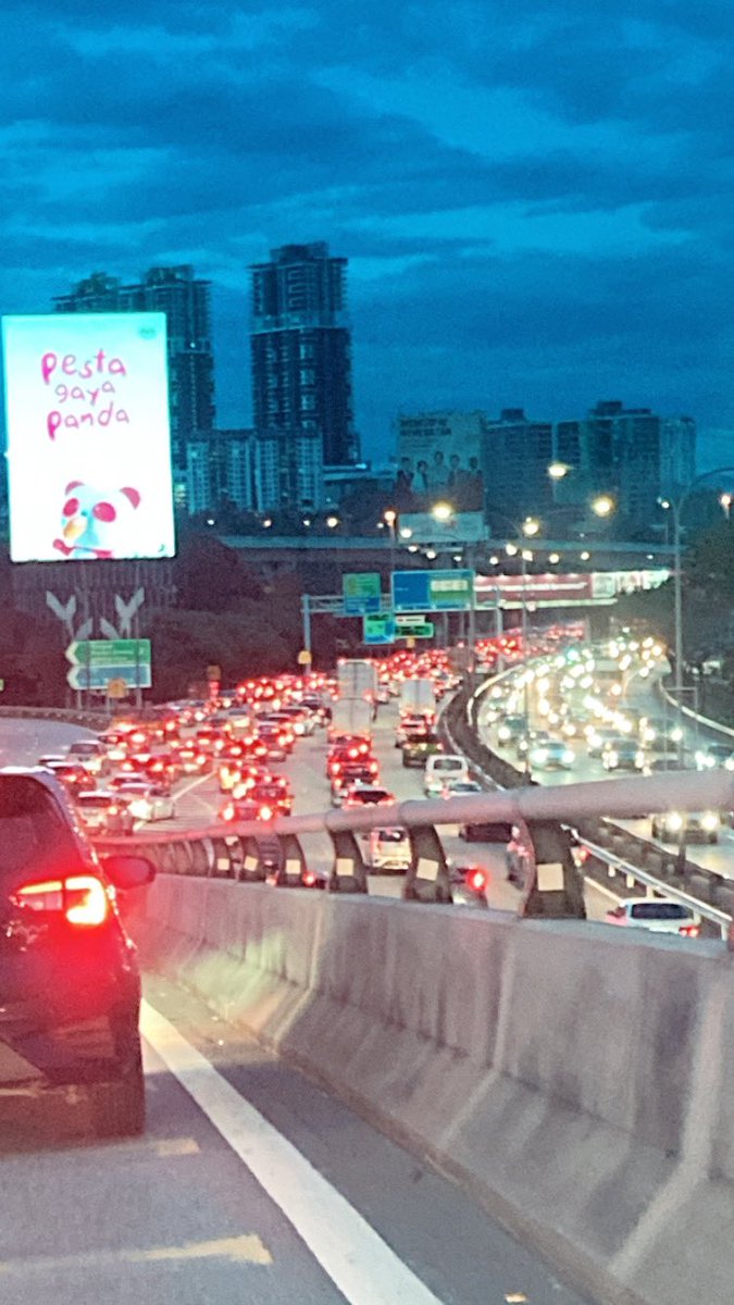 Hekalium's tweet image. Apalah solusi untuk traffic jam kat KL atau Malaysia ni?