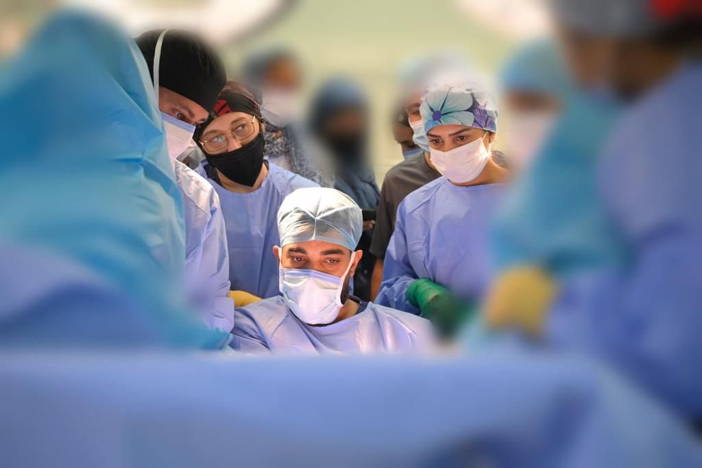 نجح فريق طبي بقسم النساء والولادة والتوليد في #المستشفى_الجامعي بـ #جامعة_المؤسس في إجراء أول عملية في #المنطقة_الغربية لسيدة في عقدها الرابع كانت تعاني من الهبوط الرحمي وتم علاجها عبر استئصال الرحم وتثبيت عالي للاربطة الرحمية العجزية بواسطة جراحة المناظير عبر الفتحات الطبيعية.