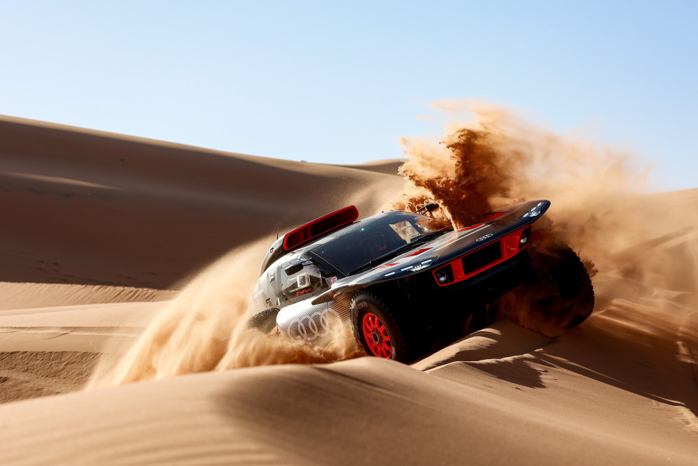 AudiDanmark's tweet photo. Award til Audis Dakar-racer! Audi Sport har vundet ”Racecar Powertrain of the Year Award 2022” med den innovative Audi RS Q e-tron. https://t.co/ihPOJc7B0H https://t.co/jwHfOcffXX