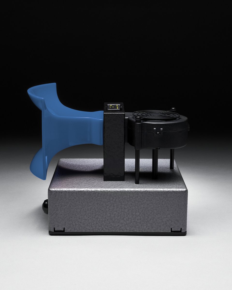 À peine un an après le lancement de son premier diffuseur pour la maison, <a href="/Byredo/">Byredo</a> réitère l’expérience au côté de <a href="/Scentys/">SCENTYS</a> en déclinant l’Olfactive Stéréophonique dans une nouvelle édition bleue. 

➡️scentys.com/expertises-ref…

#Byredo #codeveloppement #innovation #diffuseur #parfum