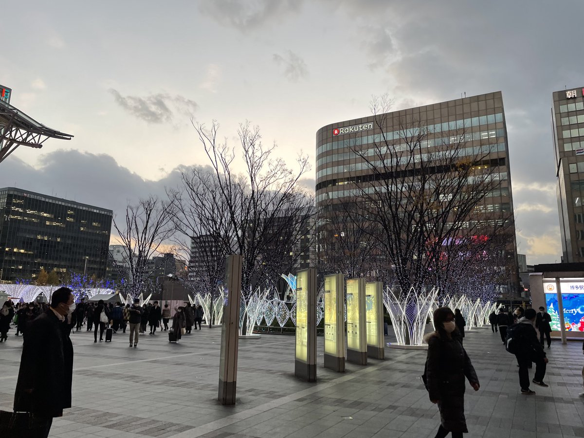 クリスマスマーケットに行ってきた!
イルミネーション綺麗だしかわいい雑貨もたくさん売ってて楽しかったぜ‥‥

4枚目は綺麗なお姉さんに乳首をいじられてたサンタおじ 